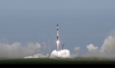 Rocket Lab launches sharp-eyed Earth-observation satellite to orbit (video)