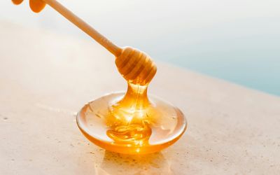 Best honey-infused beauty products for glowy hair and skin