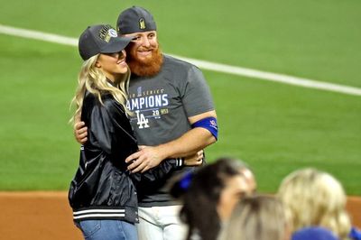 Cubs sign third baseman Justin Turner