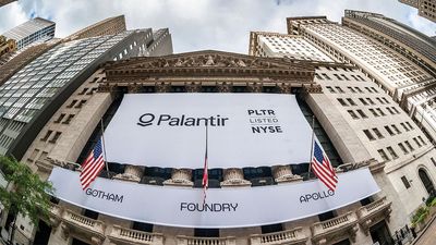 Palantir Falls On CEO Share Sale Plan, Possible DOD Budget Cut