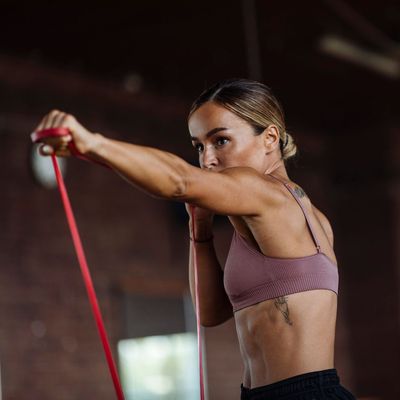 You don't need a gym to get strong: 6 advanced resistance band core workouts experts recommend