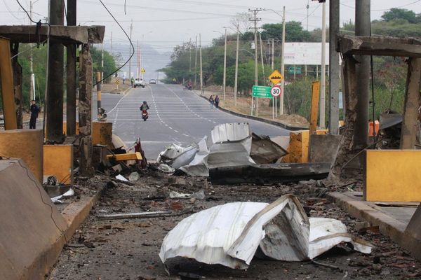 Clashes between Colombian military and guerrilla dissidents leave a soldier dead and another wounded