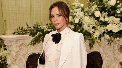 Victoria Beckham's easy way of wearing white jeans is comfy minimalist perfection