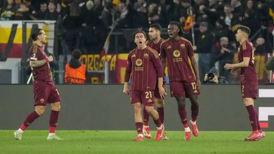 AS Roma reach Europa League last-16 as 10-man Ajax scrape through