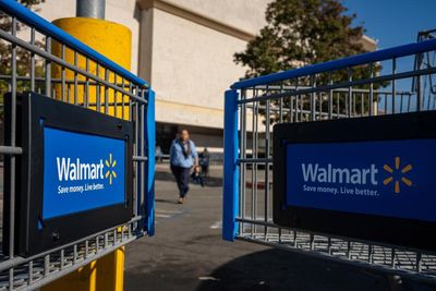 Walmart shares fall upon disappointing forecast, fueling US spending worries