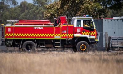 Warnings downgraded but out-of-control bushfires continue to burn in Victoria and Tasmania