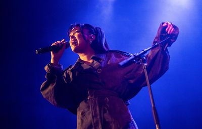 Joy Crookes review – an enthralling, intimate set from this rising London soul star