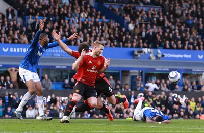 Man Utd survive late VAR penalty drama to fightback for draw at Everton