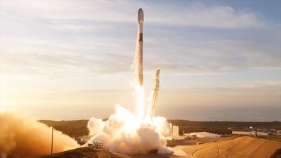 SpaceX launches 22 Starlink internet satellites from California (video)