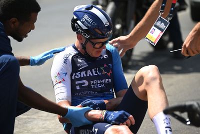 Chris Froome fractures collarbone in crash during final stage of UAE Tour