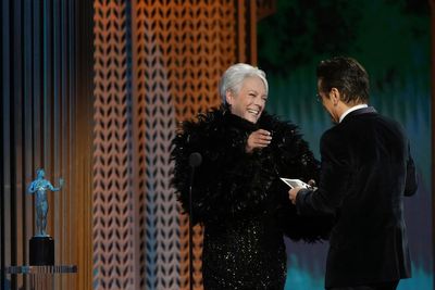 Jamie Lee Curtis presents SAG prize to Colin Farrell, saying he gave her Covid