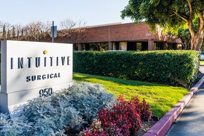 Intuitive Surgical Stock Outlook: Is Wall Street Bullish or Bearish?