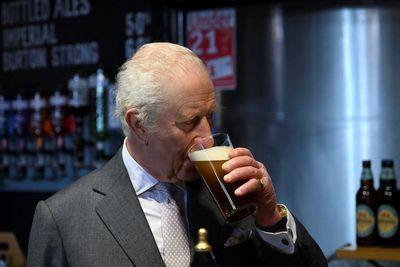 King pulls himself a pint during visit to family-owned brewery