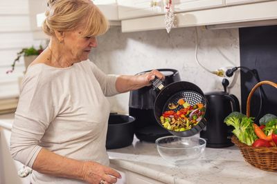 Microwave vs Air Fryer: Which is Cheaper for Cooking?