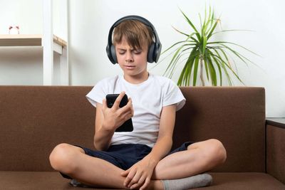 Children’s enjoyment of audio surpasses pleasure of reading ‘for first time’