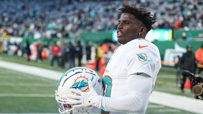 Dolphins’ Mike McDaniel Shares Details on Tyreek Hill’s Wrist Surgery, Recovery Timeline