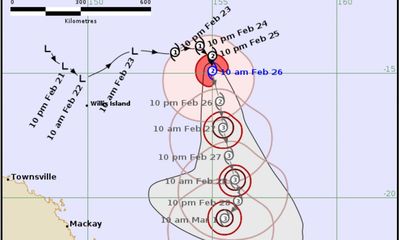 Tropical Cyclone yet to intensify as it lingers off Queensland coast