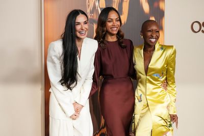 Oscar nominees gather for a chummy night of cocktails, dinner and the annual class picture