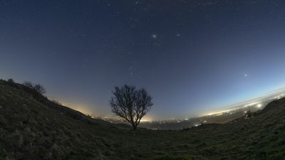 Astrophotographer captures 'rare' planetary parade as 7 planets align in the night sky (photo)