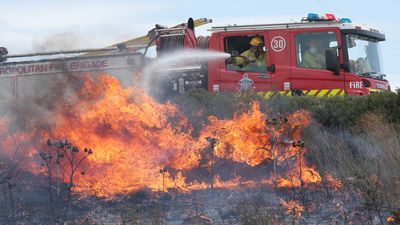 Autumn bushfire danger as hot and dry conditions linger