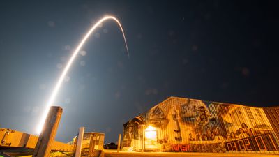 SpaceX rocket launches private moon lander and NASA 'trailblazer' to hunt for lunar water (video)