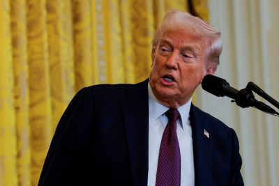 Trump mistakenly suggests Ireland is part of UK during Starmer meeting