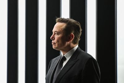 Musk begs for air traffic controllers