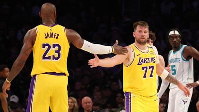 Luka Doncic Drops Unbelievable Full-Court Dime to LeBron James in Lakers-Timberwolves