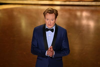 Oscars’ host Conan O’Brien draws resounding applause for crack about ‘standing up to a powerful Russian’