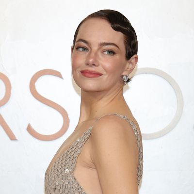 Emma Stone's 2025 Oscars Red Carpet Louis Vuitton Dress Showers Her With Iridescent Fish Scales