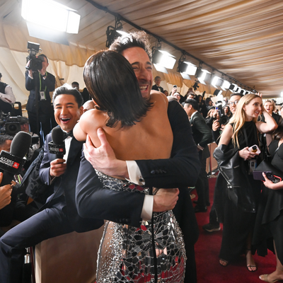 A video of Halle Berry revenge-kissing Adrien Brody on the Oscars red carpet is going viral