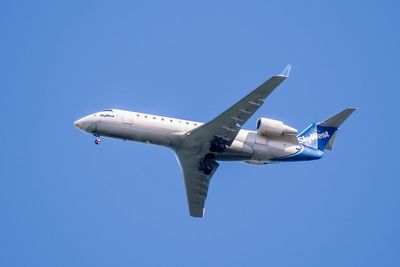 Five hospitalised after United flight hits severe thunderstorms