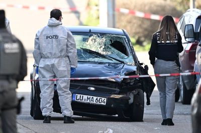 Mannheim: Two dead after car 'drives into crowd' in German city