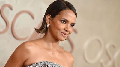 I exclusively wear gold, but Halle Berry's mirrored Oscars gown just made me switch to team silver