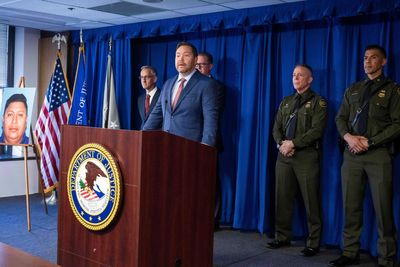 2 leaders of a group suspected of smuggling 20,000 immigrants are arrested in Los Angeles