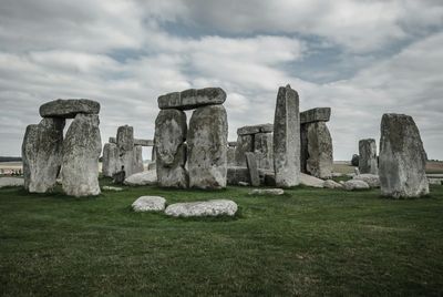 New DNA Evidence Suggests The Builders Of Stonehenge Were Dark-Skinned—Not What You'd Expect!