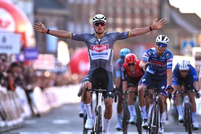 Mathieu van der Poel wins on the cobbles on first race day of 2025