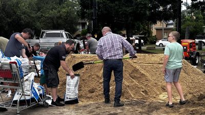 Sandbagging 'chaos' erupts as tropical cyclone looms