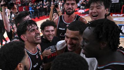 Hot-handed Hawks smash Phoenix, into NBL title series