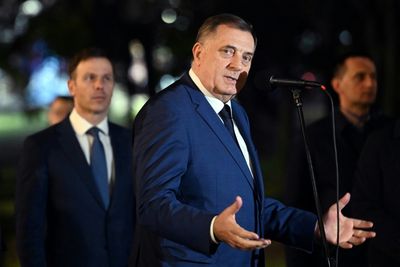 Bosnian Serb Leader Says He Is No Threat To Bosnia