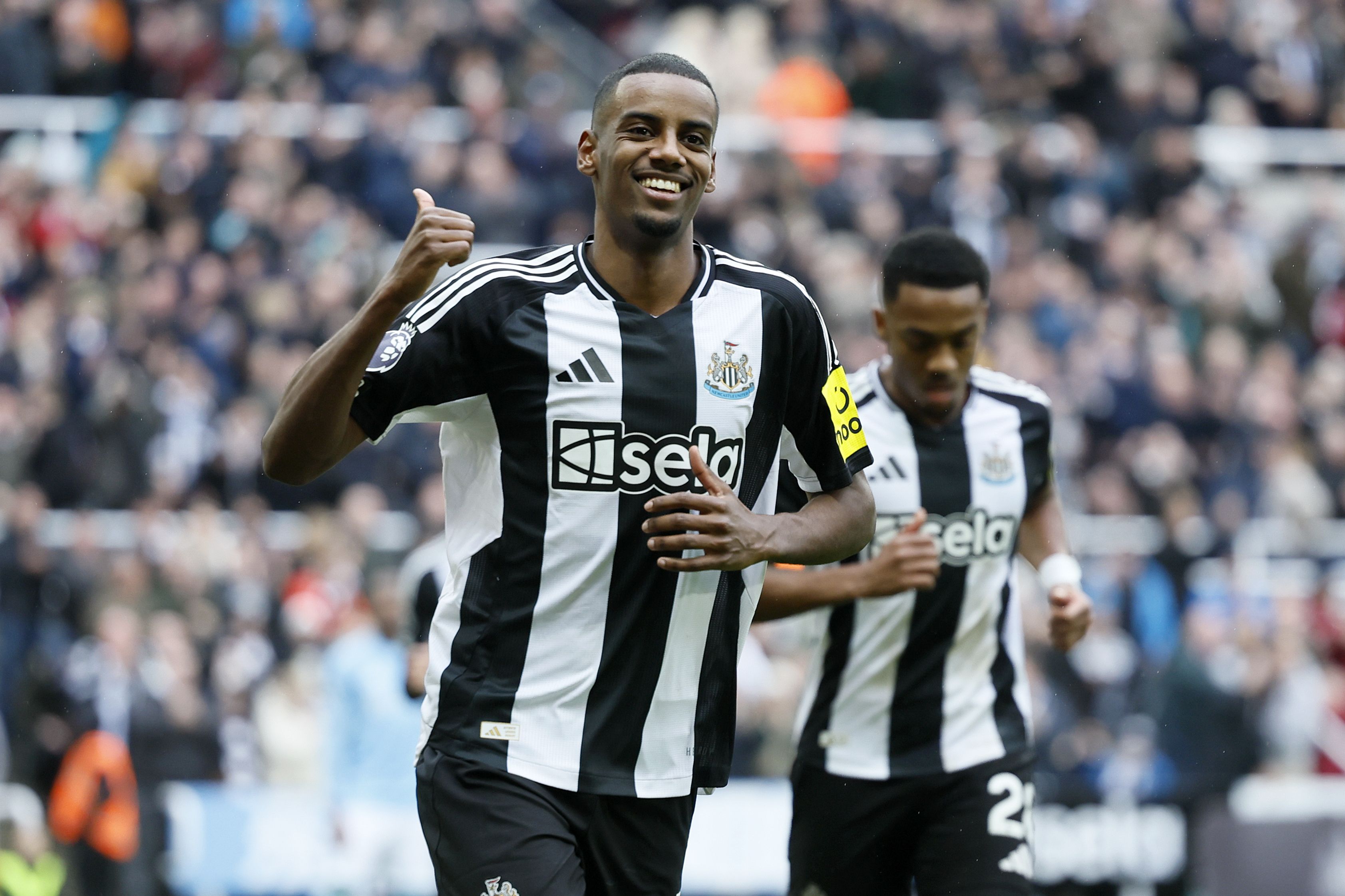 Newcastle'S Smart Move: Two Replacements For Injured Isak - 1y21n8n