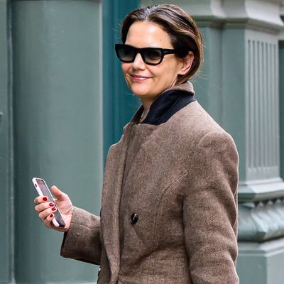 Katie Holmes Cinches the Belt Buckle Trend With a Chocolate Brown Bucket Bag