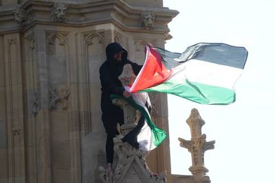 Negotiators appeal for man holding Palestinian flag to end Big Ben protest