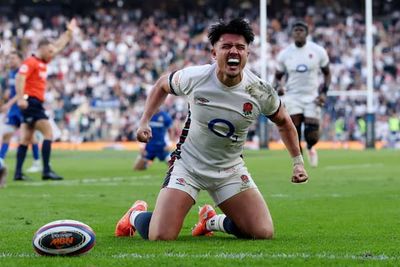 Seven-try England thrash Italy to keep Six Nations title hopes alive