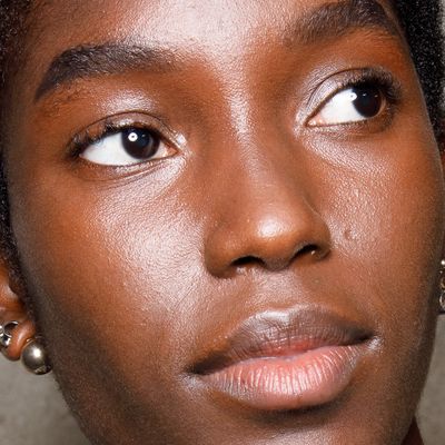 What Is Slugging? The Benefits and Drawbacks, According to a Dermatologist