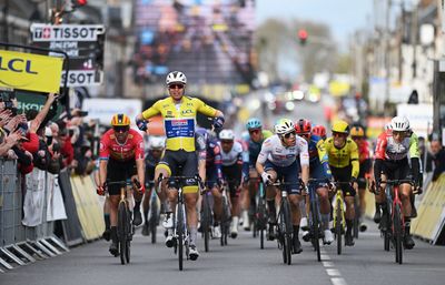 As it happened: Bunch sprint decides crash-marred Paris-Nice stage two