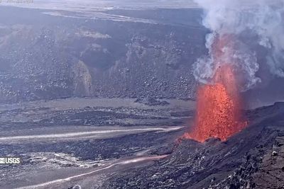 Hawaii volcano again puts tall lava fountains on display in latest eruption episode