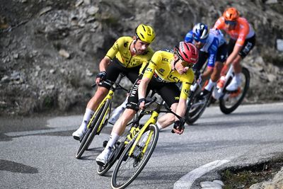 Why is Jonas Vingegaard wearing a special helmet at the Giro d'Italia?