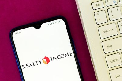 Is Realty Income Stock Underperforming the S&P 500?