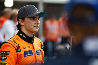 Piastri signs new long-term McLaren F1 deal